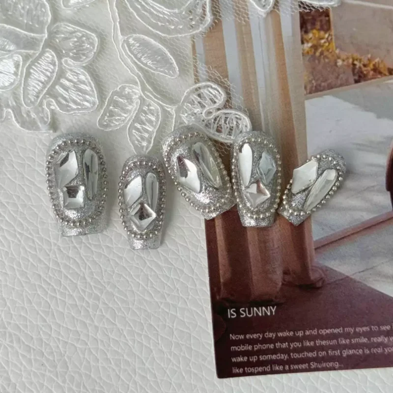 Mirror accent press-on nails with square shape and glitter finish
