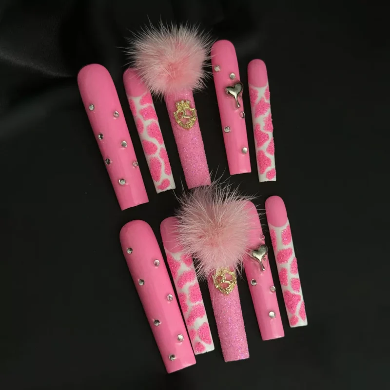 Sweet leopard press-on nails in pink with glitter texture and heart charms