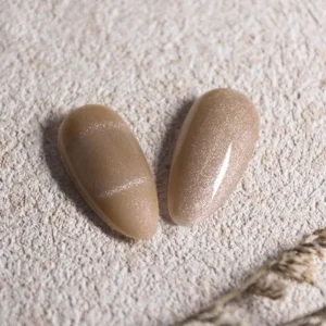 Crystal Cat Eye Gel Polish in beige sand tone with reflective cat eye line
