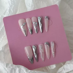 Silver fluid-effect press-on nails with sculptural 3D pearl accents – styled with accessories