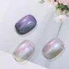 Shimmering cat eye nail tips in lilac, silver-pink, and pearl white – soft floral setting