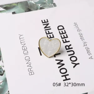 Heart-shaped pearl nail palette in gold trim